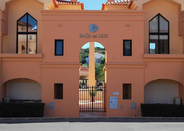 Stunning 2 Bedroom 500m To Apartment