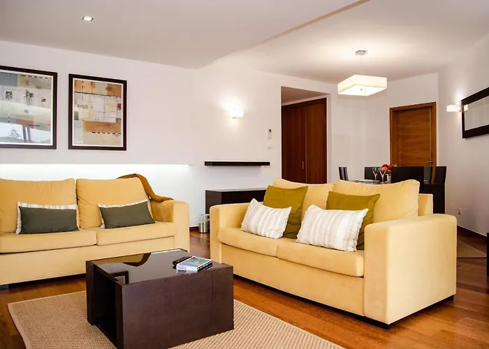 Stunning 2 Bedroom 500m To Apartment *